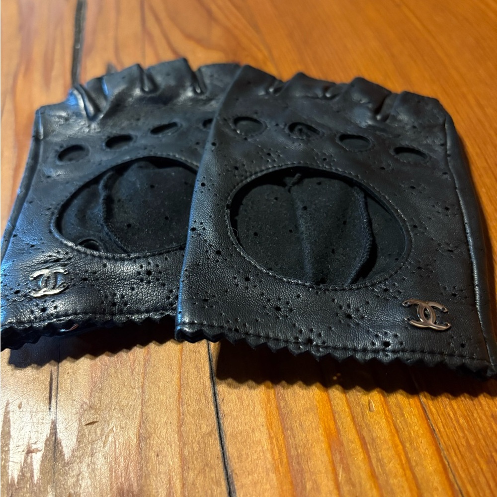 CHANEL Black Perforated Fingerless Gloves - Picture 5 of 8